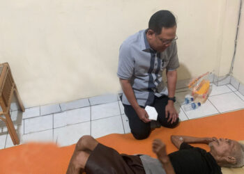 PPAL Bantu Serka Purnawirawan Paulus Maxlena yang Hidup Sebatang Kara dan Mengalami Kelumpuhan