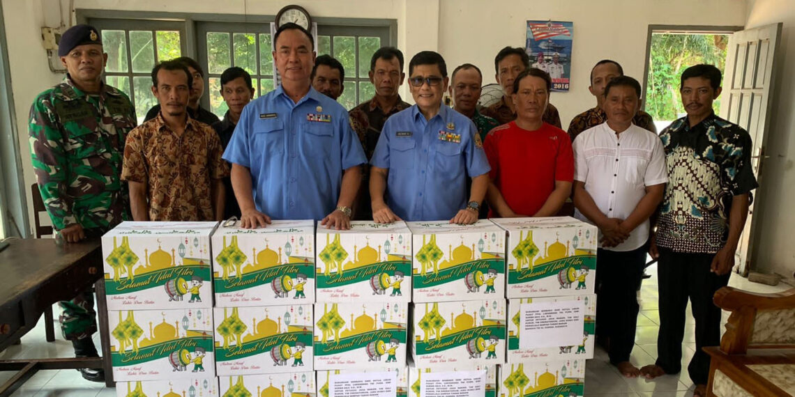 PPAL Bagikan Sembako Kepada Pengurus Makam